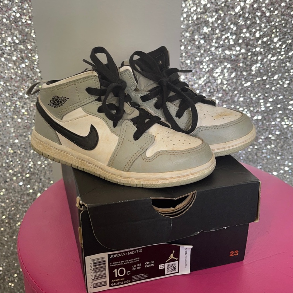 Jordan 1s White and Grey *SHOES ARE EASY TO CLEAN*